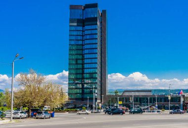 Radisson Blu lüks otel gökdeleni Tiflis 'te. Modern cam bina.