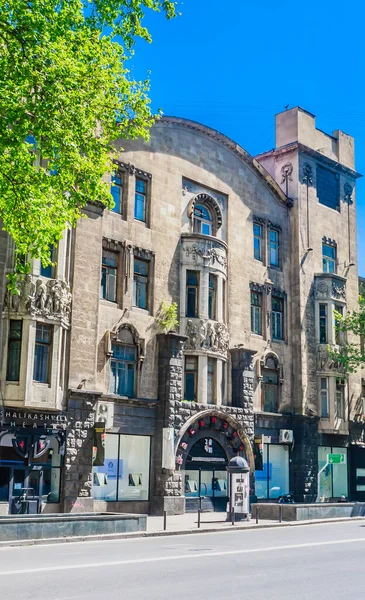 Het Art Nouveau Gebouw Met Reliëfs Sculpturen Balkons Gelegen Rustaveli — Stockfoto