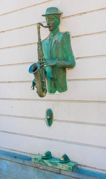 トビリシのショタ ルスタヴェリ通りにあるサクソフォン奏者の彫刻 — ストック写真