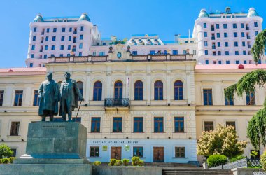  Tiflis 'teki Rustaveli Bulvarı' nda Akaki Tsereteli ve Ilia Chavchavadze anıtı. Georgia