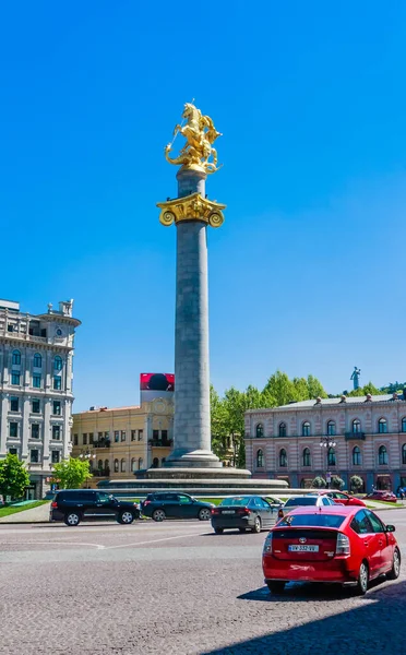 格鲁吉亚第比利斯市中心 阳光明媚的一天 圣乔治黄金纪念碑在自由广场杀死了龙 — 图库照片