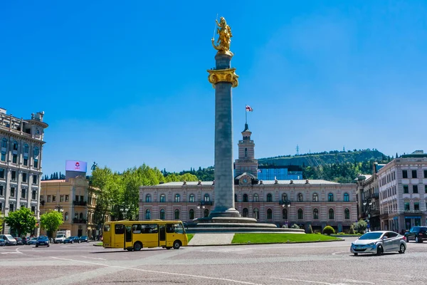 自由与胜利广场 自由纪念碑在中央一栏展示圣乔治雕像 第比利斯市政厅在后面 位于Shota Rustaveli大道 — 图库照片