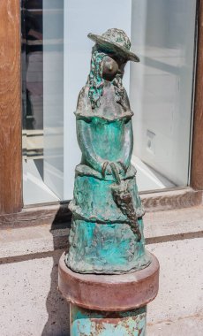Shota Rustaveli Caddesi, Tiflis, Gürcistan 'da küçük bronz modern heykel. 