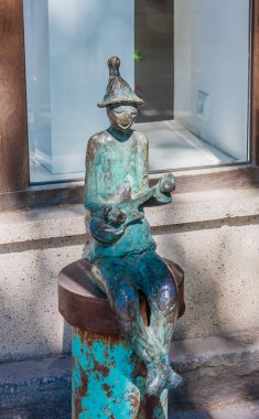 Shota Rustaveli Caddesi, Tiflis, Gürcistan 'da küçük bronz modern heykel. 