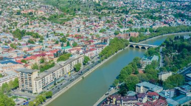 Millennium Hotel 'den Tiflis' in panoramik manzarası, eski kasaba ve modern mimari. Georgia