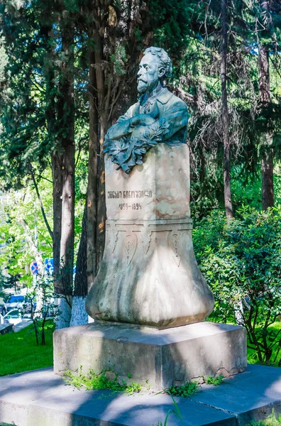 Памятник Писателю Фантасту Игнатию Ниношвили Парке Апреля Цхинвал Грузия — стоковое фото