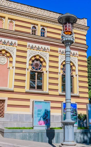 Fragmnt Tbilisi Opera Baletní Divadlo Bohatě Zdobené Květinovými Ornamenty Proti — Stock fotografie