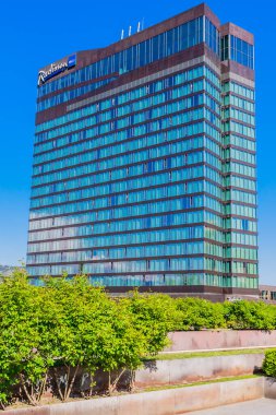 Radisson Blu lüks otel gökdeleni Tiflis 'te. Modern cam bina. Georgia