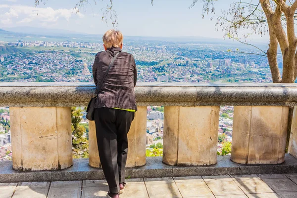 Mulher Admirando Panorama Cidade Tbilisi Mtatsminda Geórgia — Fotografia de Stock