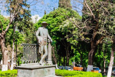 9 Nisan 'da Tiflis Georgia Parkı' nda geniş kenarlı şapkalı ressam Lado Gudiashvili 'nin bronz heykeli.