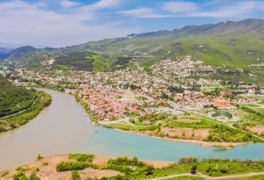 Mtskheta, Kura ve Aragvi nehirlerinin buluşmasında yer almaktadır. Georgia 'daki Unesco kasabası Mtskheta.