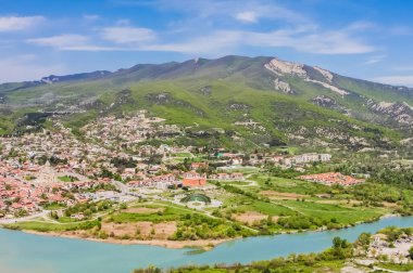 Mtskheta, Kura ve Aragvi nehirlerinin buluşmasında yer almaktadır. Georgia 'daki Unesco kasabası Mtskheta.