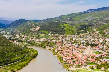 Mtskheta, Kura ve Aragvi nehirlerinin buluşmasında yer almaktadır. Georgia 'daki Unesco kasabası Mtskheta.