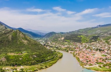 Samtavro Manastırı ile birlikte Mtskheta 'daki Unesco miras sitesinin manzarası. Gürcistan 'ın tarihi şehri. 