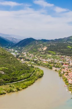 Mtskheta, Kura ve Aragvi nehirlerinin buluşmasında yer almaktadır. Georgia 'daki Unesco kasabası Mtskheta.