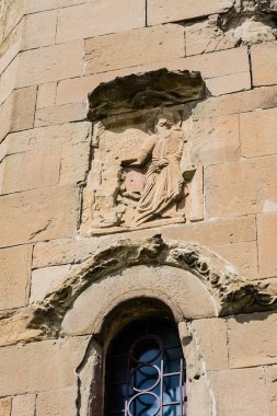 Svetitskhoveli Katedrali 'nin duvarı Mtskheta, Georgia' da taş oymalarla süslenmiştir.