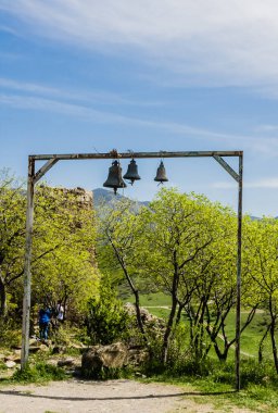 Gürcistan 'da Tiflis yakınlarındaki Jvari Manastırı' nda kilise çanları çalıyor.