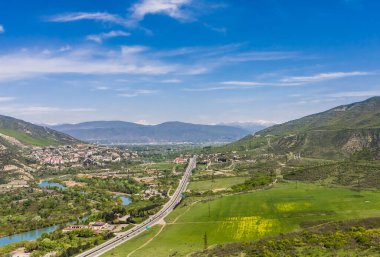 Eski şehir Mtskheta yakınlarındaki yol (Jvari Monestery manzaralı), Gürcistan 