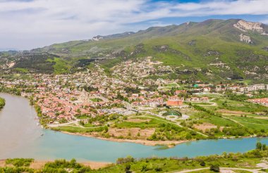 Samtavro Manastırı ile birlikte Mtskheta 'daki Unesco miras sitesinin manzarası. Gürcistan 'ın tarihi şehri. 