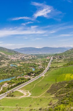 Eski şehir Mtskheta yakınlarındaki yol (Jvari Monestery manzaralı), Gürcistan 