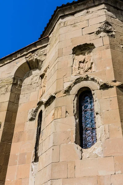 スヴェティツホヴェリ大聖堂の壁には ジョージア州ムツヘタの石彫が施されています — ストック写真
