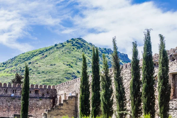 Vista Panorámica Las Montañas Del Cáucaso Con Pared Exterior Catedral —  Fotos de Stock