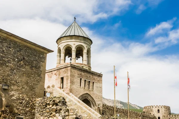 Georgiska Flaggor Framför Klocktornet Svetitskhoveli Cathedral — Stockfoto