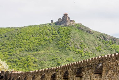 Mtskheta 'daki Mtskheta şehrindeki Svetitskhoveli Katedrali' nin avlusundan Jvari Manastırı 'nın manzarası