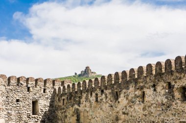 Mtskheta 'daki Mtskheta şehrindeki Svetitskhoveli Katedrali' nin avlusundan Jvari Manastırı 'nın manzarası