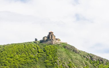 Mtskheta 'daki Mtskheta şehrindeki Svetitskhoveli Katedrali' nin avlusundan Jvari Manastırı 'nın manzarası
