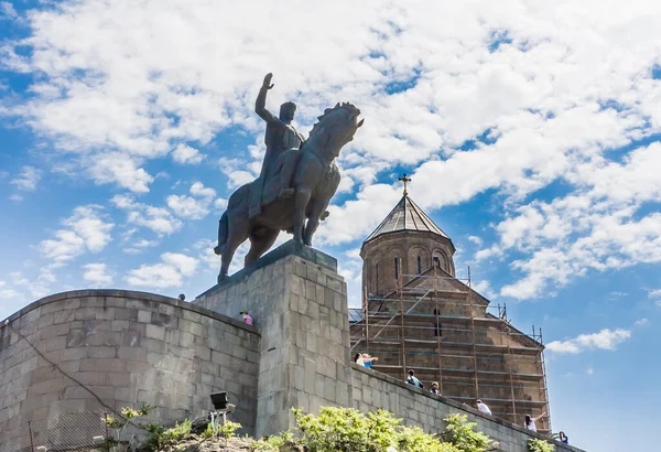 格鲁吉亚第比利斯的Metekhi教堂和瓦赫唐一世国王纪念碑 — 图库照片