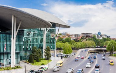  Tiflis, Georgia 'daki Kamu Hizmetleri Salonu. Bina, çeşitli kamu hizmetleri sunan bir devlet dairesidir..