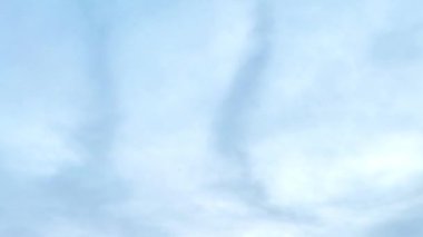 Mavi gökyüzünde hareket eden güzel beyaz bulutların hızlandırılması