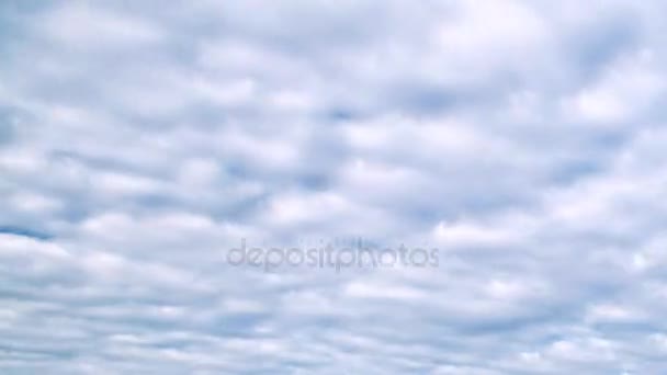 Time-lapse of beautiful white clouds moving over blue sky — Stock Video