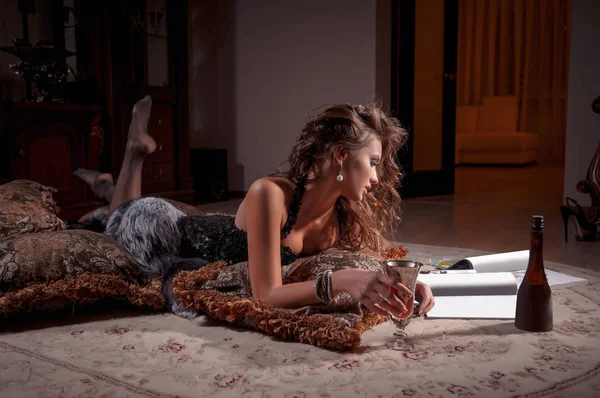 Женщина лежит на коврике из меха — стоковое фото