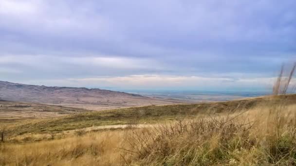 Vallei van de herfst in de Kaukasus, Strizhament. Noord-Kaukasus. Rusland — Stockvideo