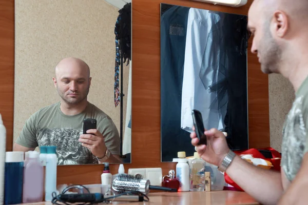 Man photographs herself in the mirror — Stock Photo, Image