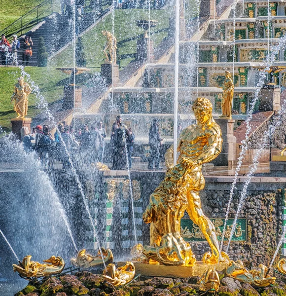 Samson-fontein en de Grand Cascade. Peterhof. Voorstad van Saint — Stockfoto