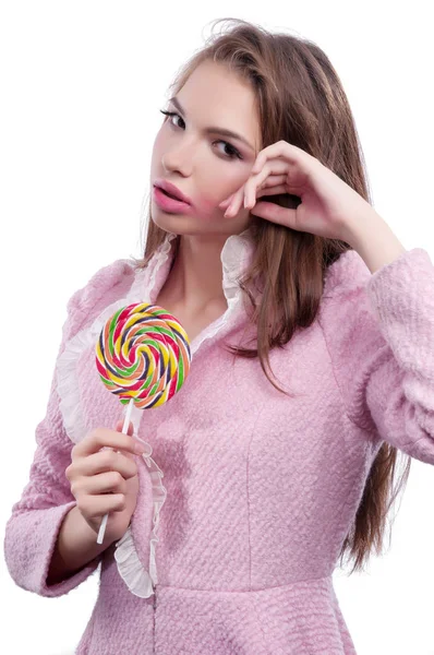 Porträtt av en vacker tjej med stora lollipop. — Stockfoto
