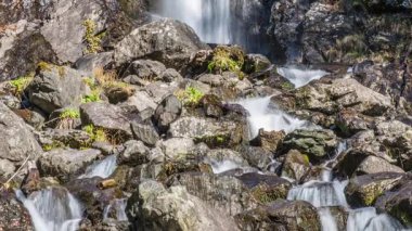 Bir uçurumun üzerinden akan şelale. Abhazya