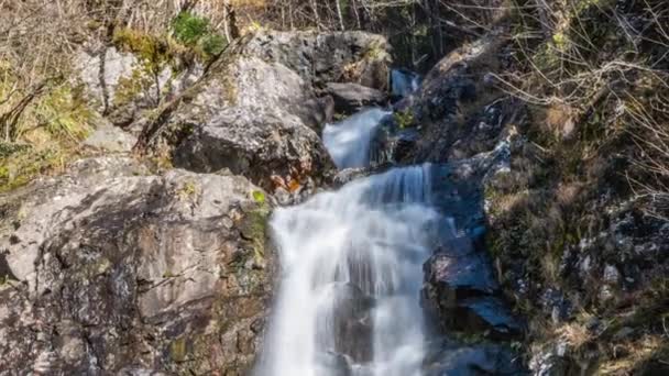 Cachoeira fluindo sobre um penhasco. Abcásia — Vídeo de Stock