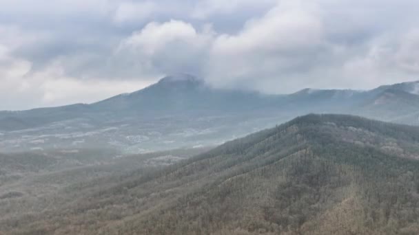 Höstlandskap med de ryska Kaukasus bergen — Stockvideo