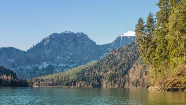 Lake Ritsa and the Caucasus mountains in Abkhazia — Stock Video