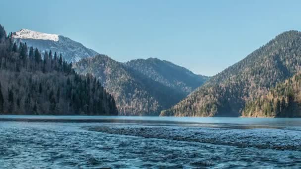 Lago Ritsa e le montagne del Caucaso in Abkhazia — Video Stock