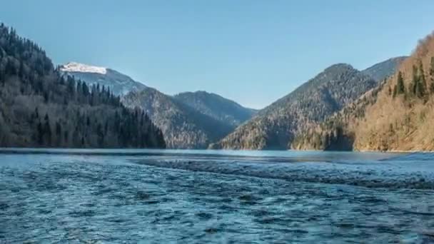 Lake Ritsameer en de bergen van de Kaukasus in Abchazië — Stockvideo