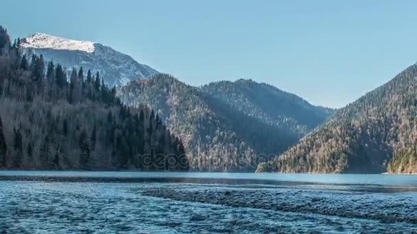 Lake Ritsameer en de bergen van de Kaukasus in Abchazië — Stockvideo
