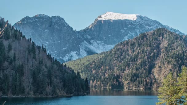 Lago Ritsa y las montañas del Cáucaso en Abjasia — Vídeo de stock