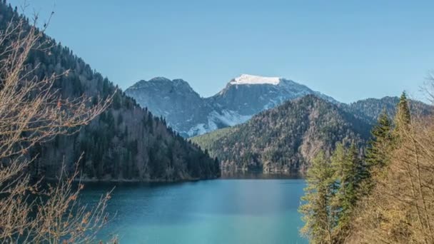 Lago Ritsa e as montanhas do Cáucaso na Abcásia — Vídeo de Stock