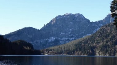 Ritsa Gölü ve Abhazya'da Kafkas Dağları