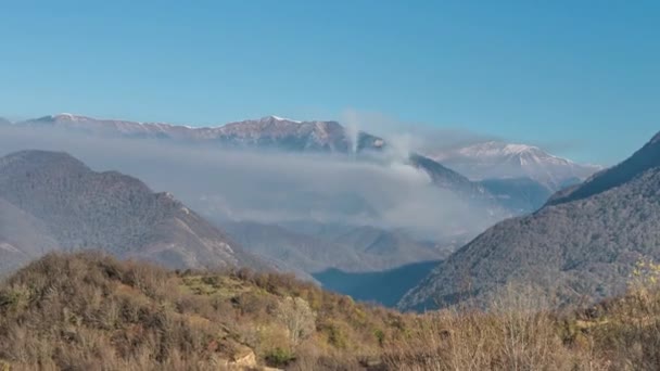 Nebel in den Bergen bei Sonnenuntergang — Stockvideo